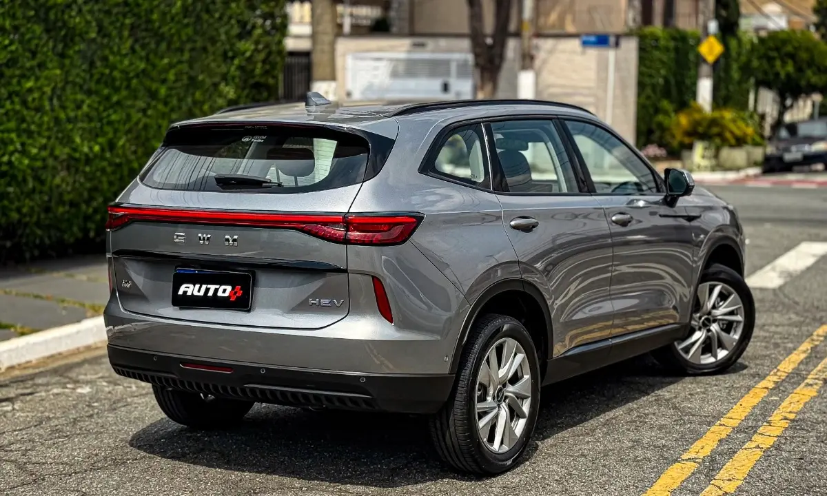 GWM Haval H6 One cinza estático na rua