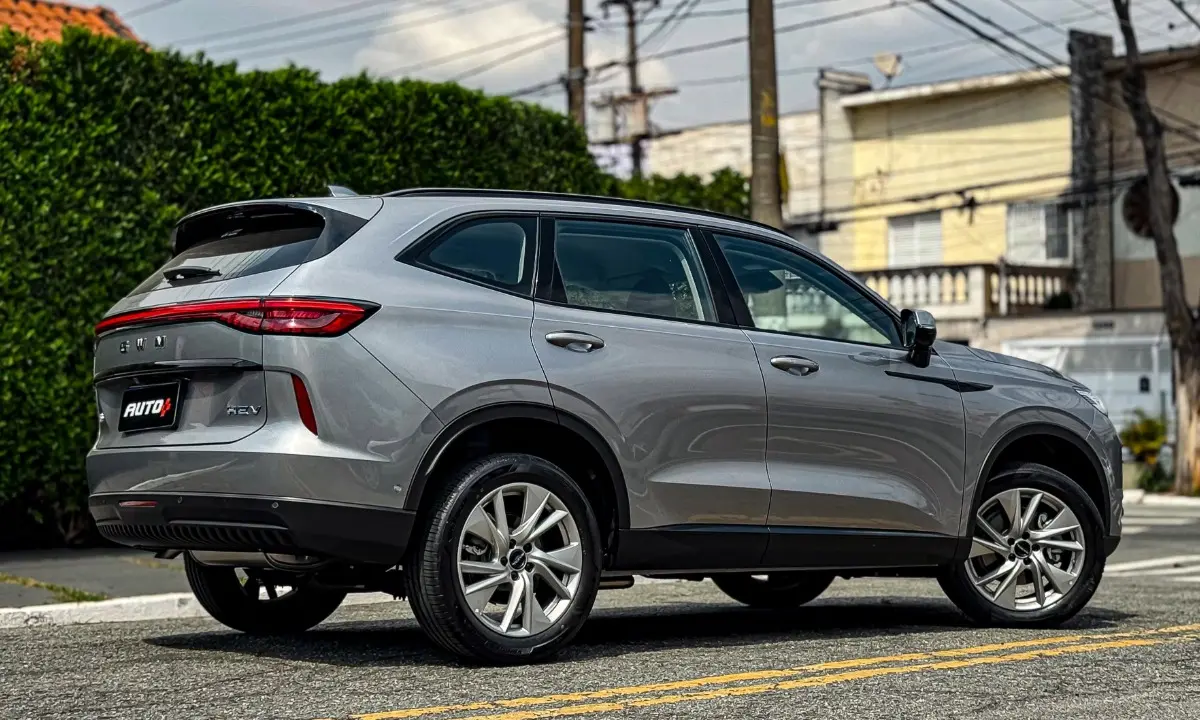 GWM Haval H6 One cinza estático na rua