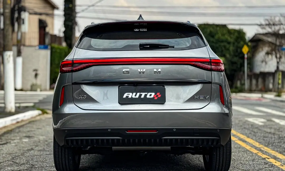 GWM Haval H6 One cinza estático na rua