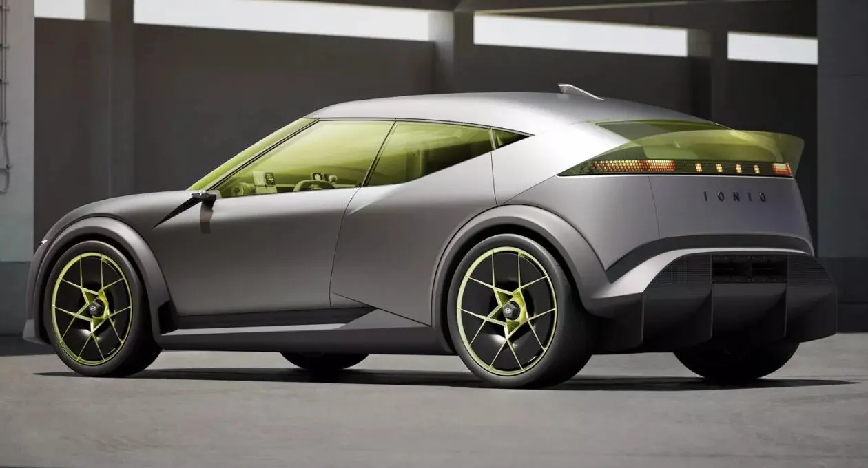 Hyundai Concept Three / Ioniq 3 cinza parado de frente