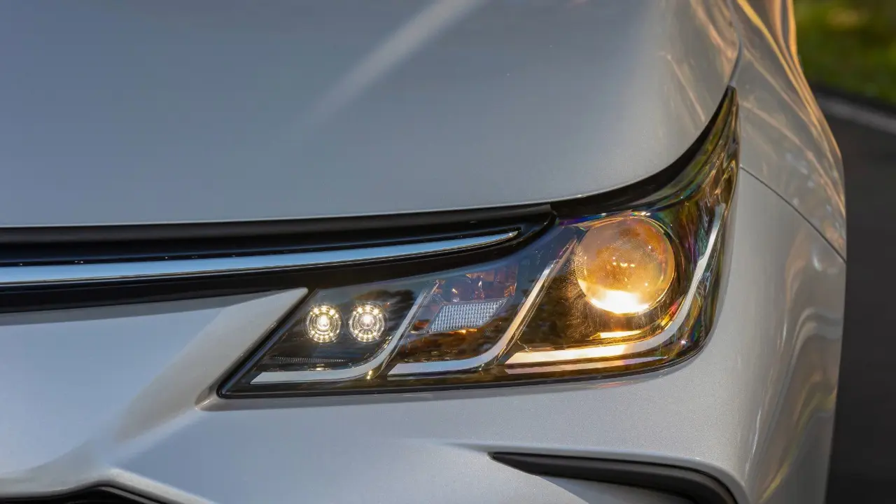 Faróis do Toyota Corolla GLi Hybrid