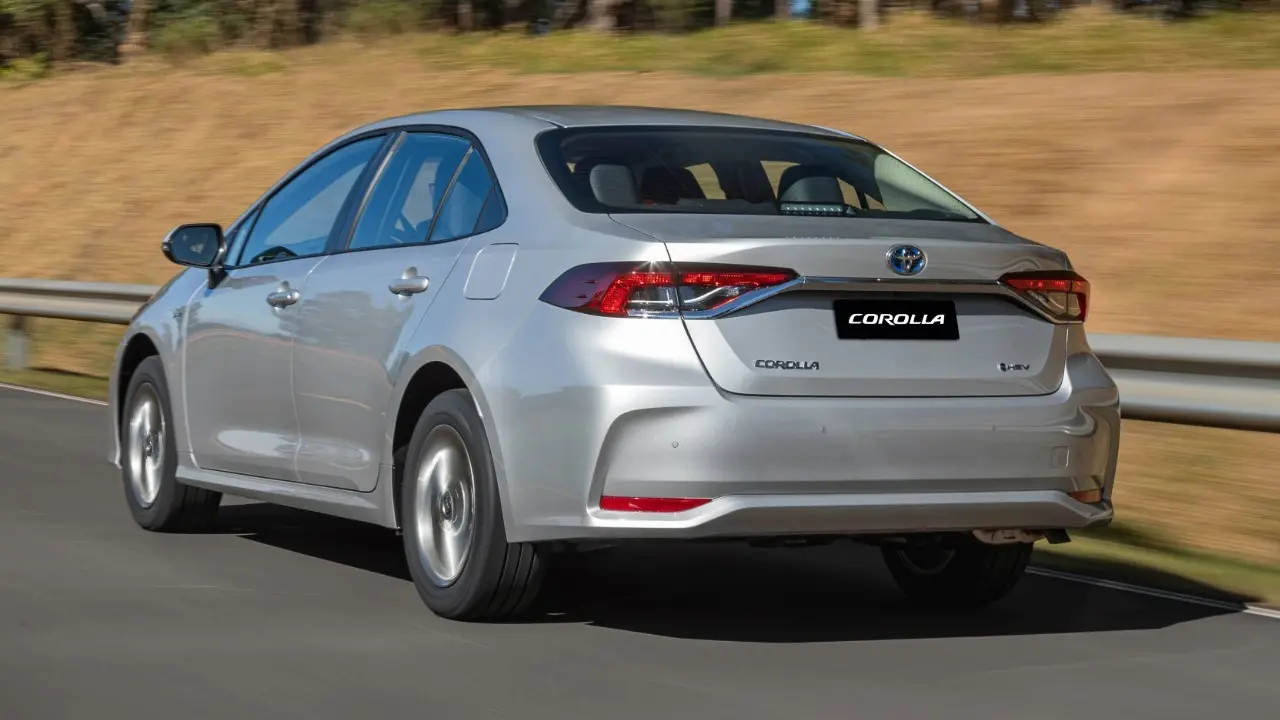 Toyota Corolla GLi Hybrid prata em movimento de traseira