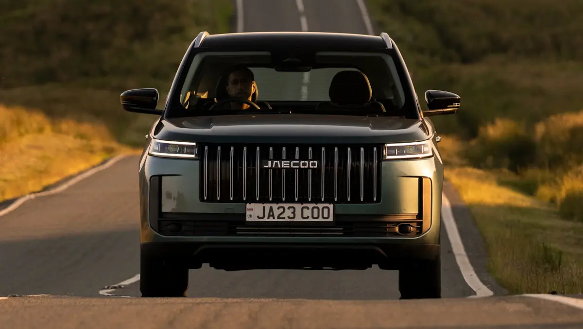 SUV Jaecoo 5 verde de frente andando na estrada