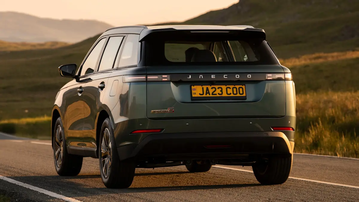 SUV Jaecoo 5 verde de traseira andando na estrada