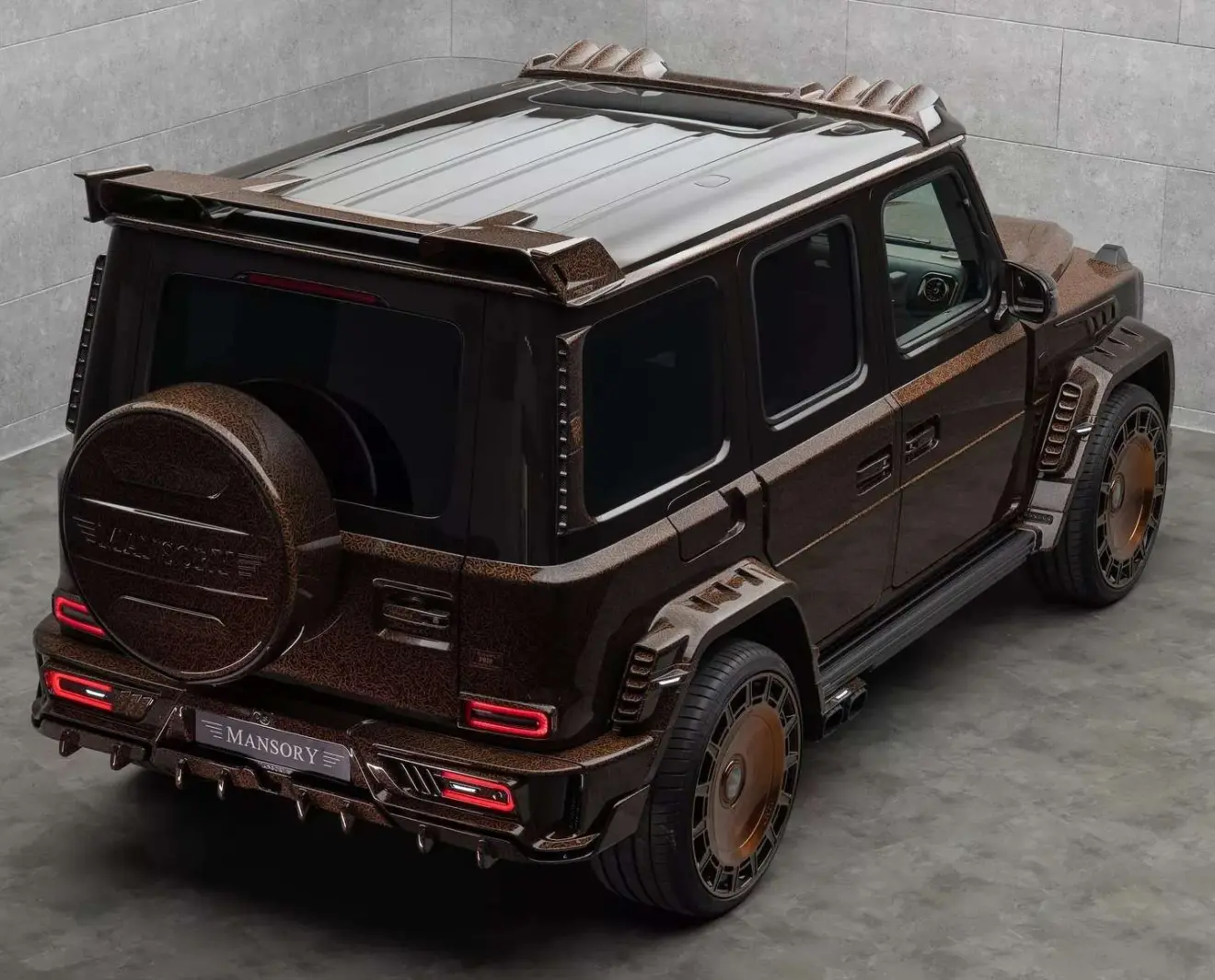 Mercedes-Benz Classe G modificado pela Mansory parado de traseira