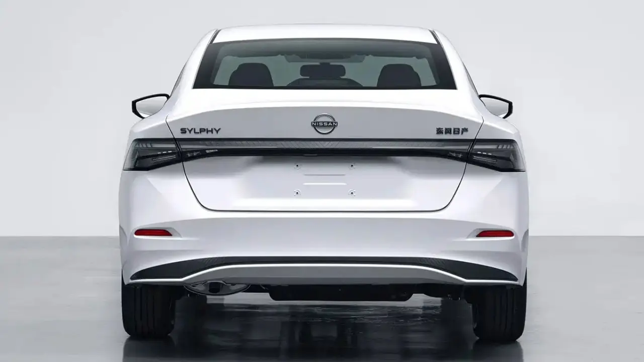 Nissan Sentra chinês de nova geração no MIIT estático branco