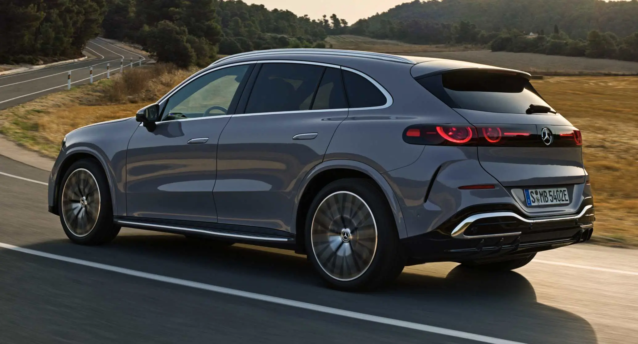 Novo Mercedes-Benz GLC cinza escuro em movimento de traseira na estrada