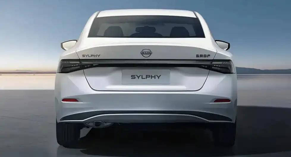 Novo Nissan Sentra branco parado de traseira