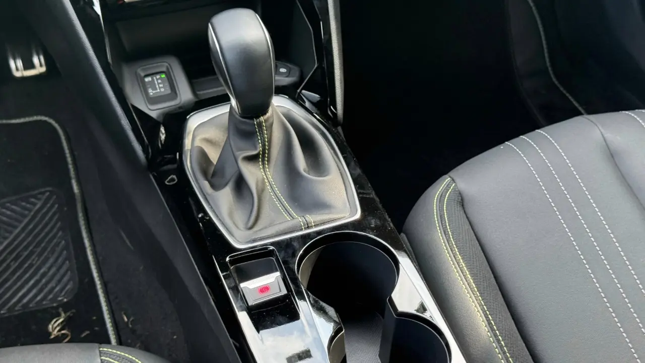 Console central do Peugeot 2008 Hybrid