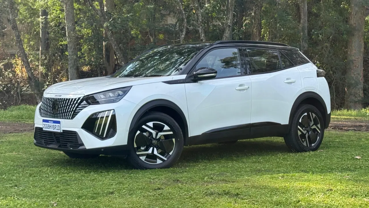 Peugeot 2008 Hybrid branco de lado estático no gramado