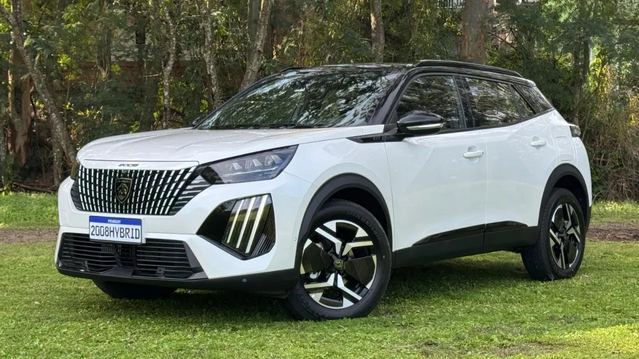 Peugeot 2008 Hybrid branco de lado estático no gramado