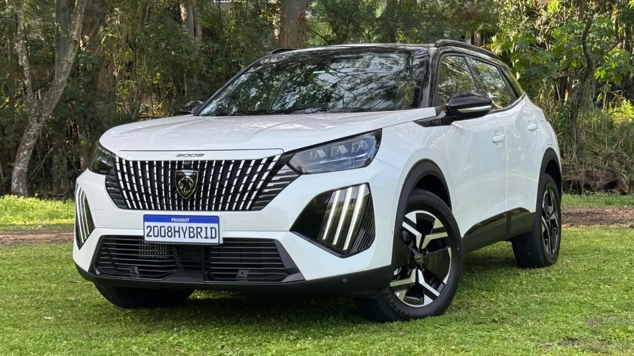 Peugeot 2008 Hybrid branco de frente estático no gramado