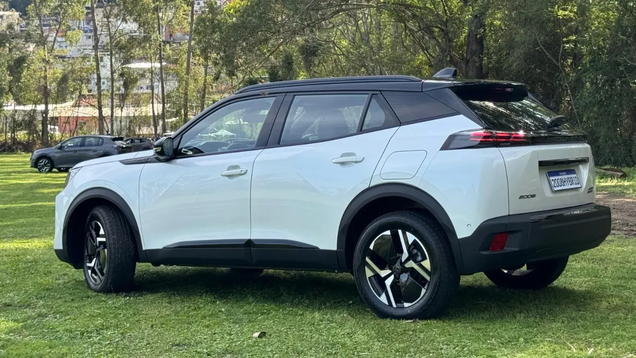 Peugeot 2008 Hybrid branco de lado estático no gramado