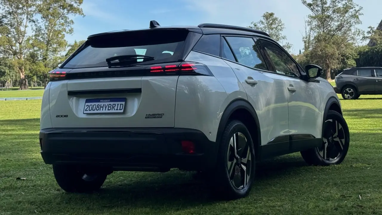 Peugeot 2008 Hybrid branco de traseira estático no gramado
