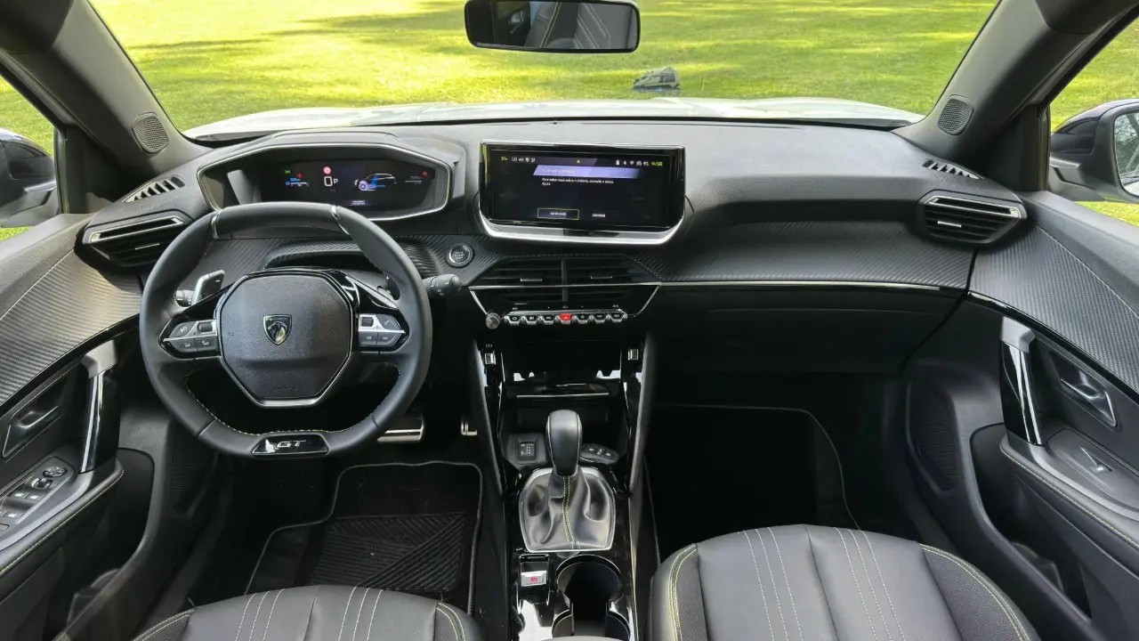 Interior do Peugeot 2008 Hybrid