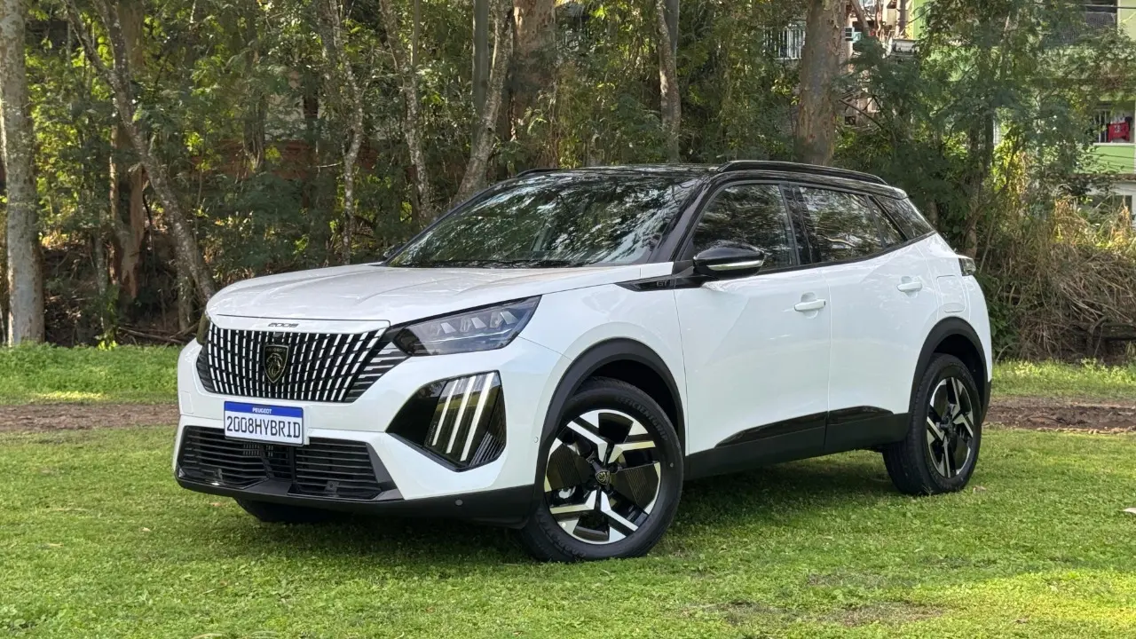 Peugeot 2008 Hybrid branco de lado estático no gramado