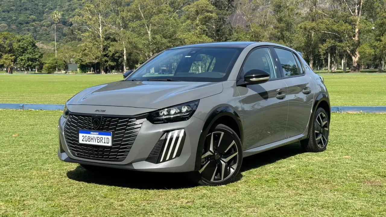Peugeot 208 Hybrid na cor cinza escuro no gramado estático