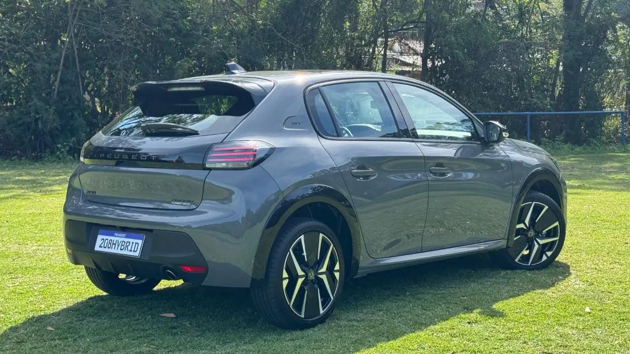 Peugeot 208 Hybrid na cor cinza escuro no gramado estático