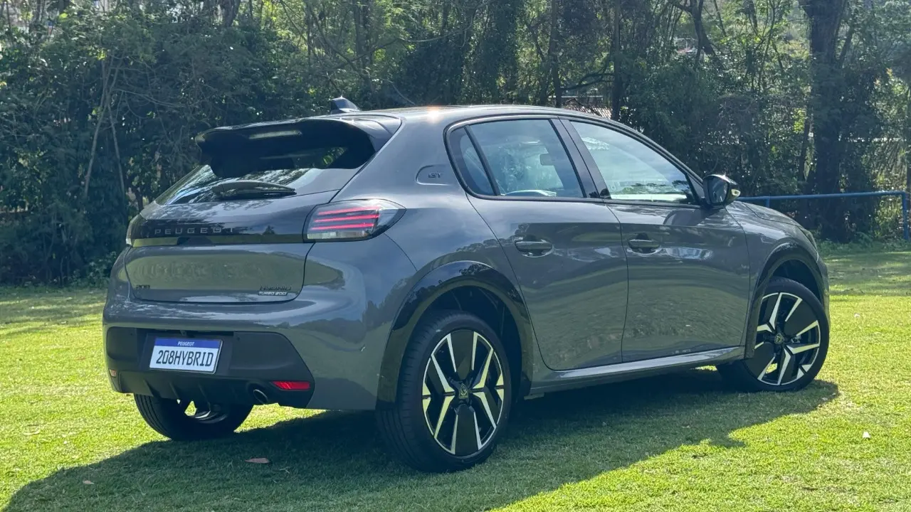 Peugeot 208 Hybrid na cor cinza escuro no gramado estático