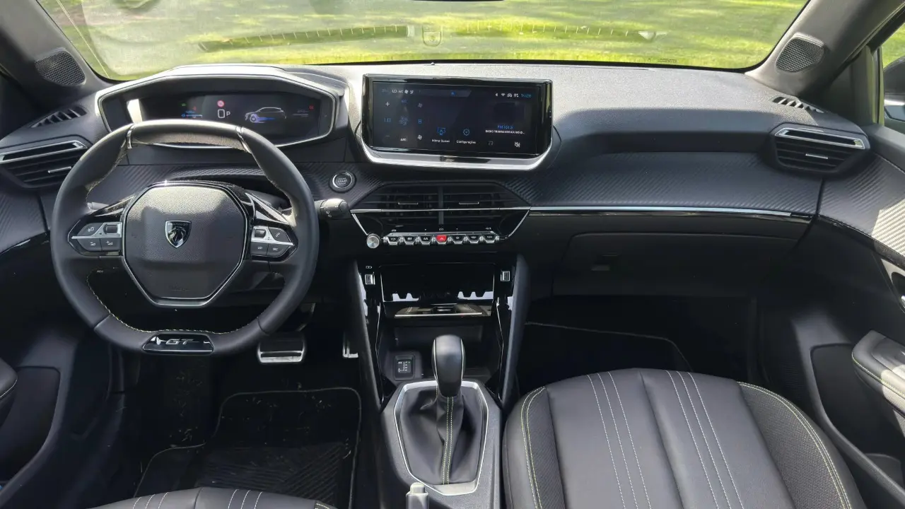 Interior do Peugeot 208 Hybrid