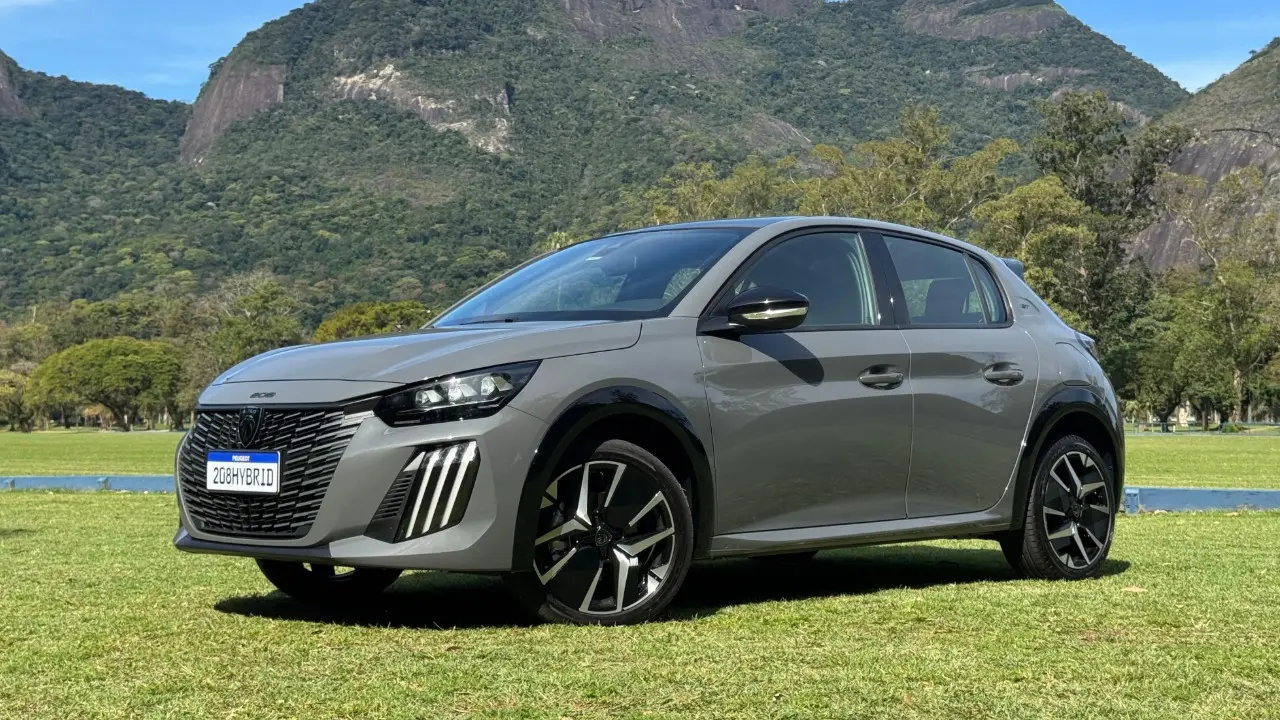 Peugeot 208 Hybrid na cor cinza escuro no gramado estático