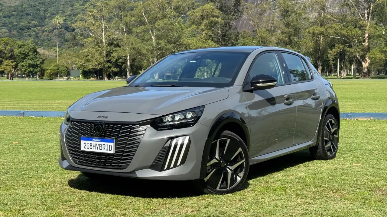Peugeot 208 Hybrid na cor cinza escuro no gramado estático