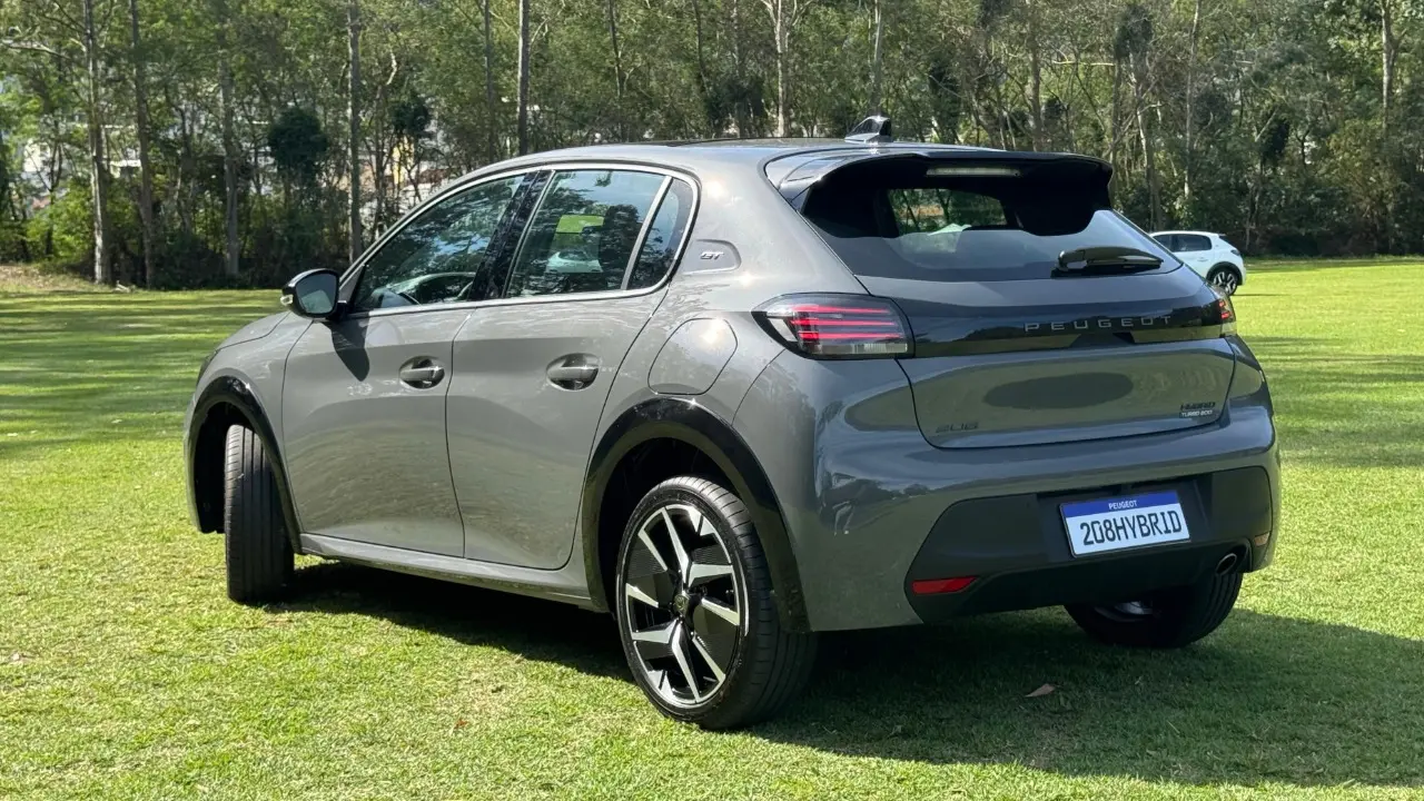 Peugeot 208 Hybrid na cor cinza escuro no gramado estático