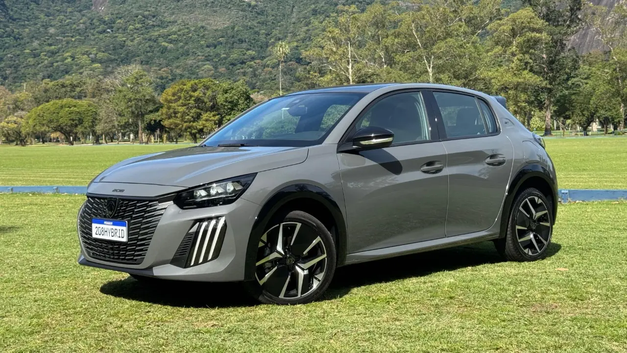 Peugeot 208 Hybrid na cor cinza escuro no gramado estático