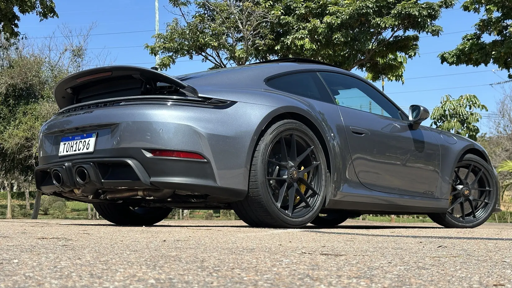 Porsche 911 Carrera GTS  cinza de traseira visto de baixo