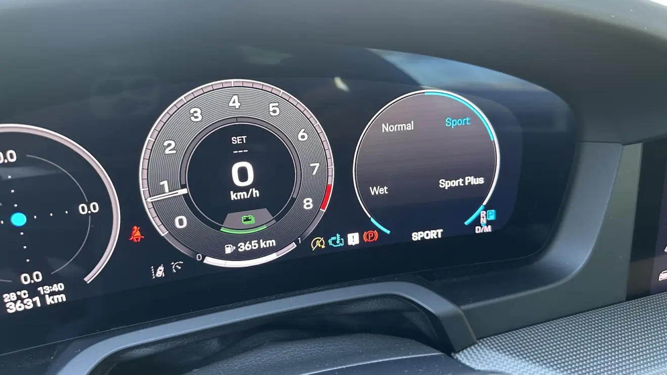 Quadro de instrumentos com os modos de condução do Porsche 911 Carrera GTS