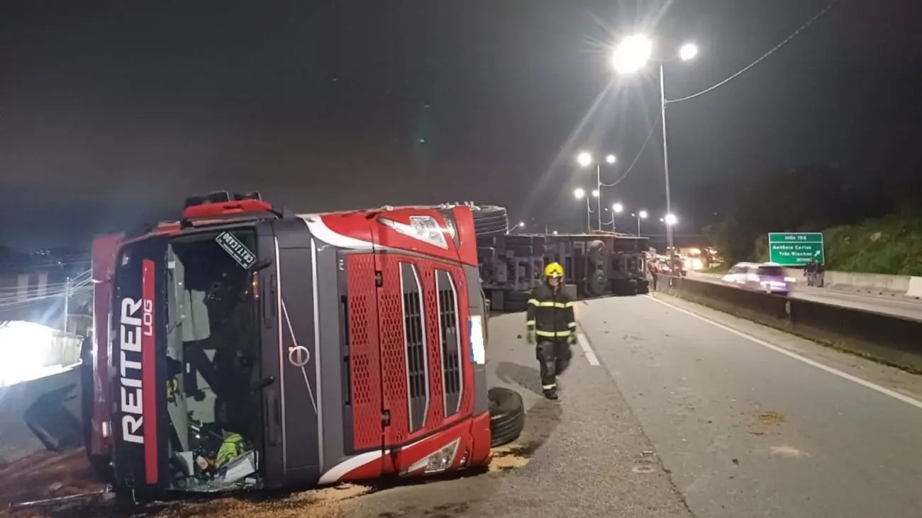 Tombamento de caminhão Volvo