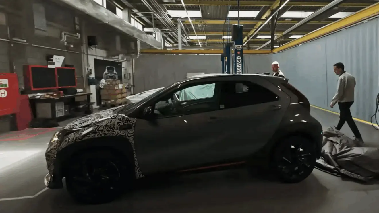 Toyota Aygo X híbrido protótipo camuflado