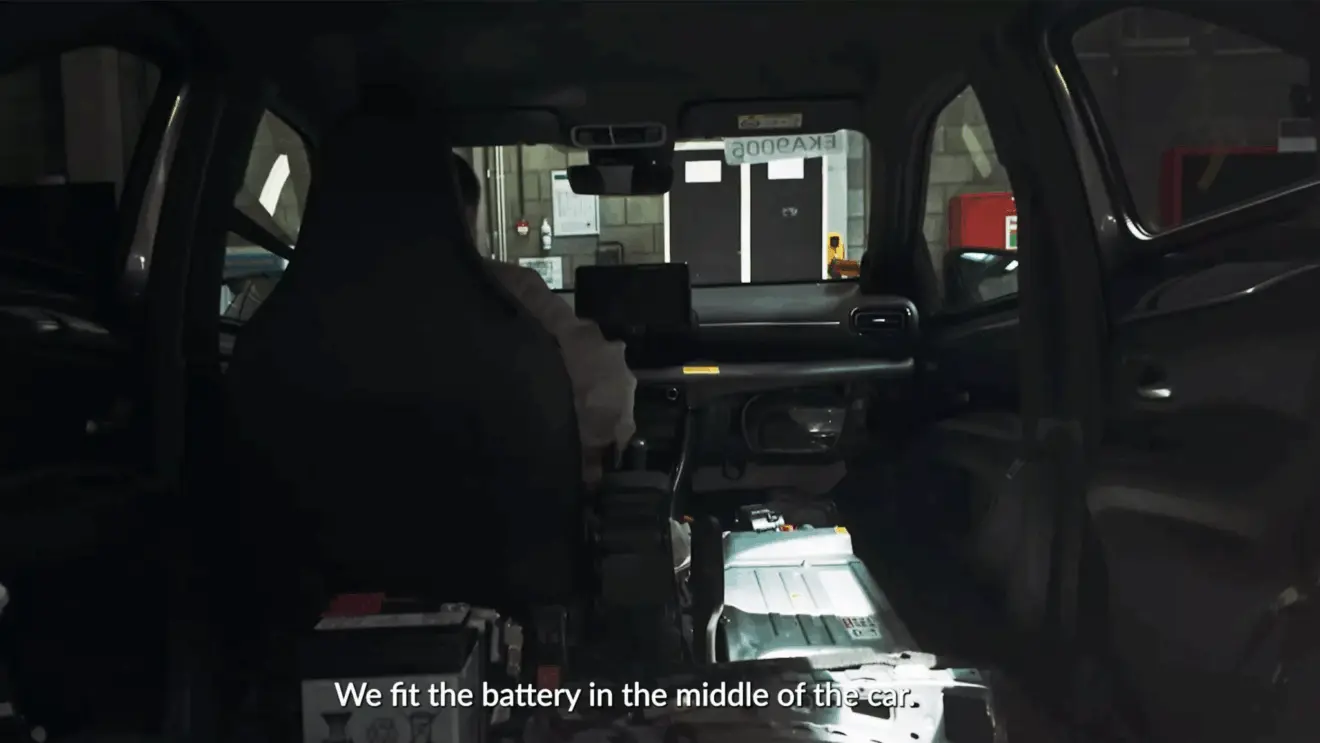 Interior do Toyota Aygo X híbrido protótipo camuflado