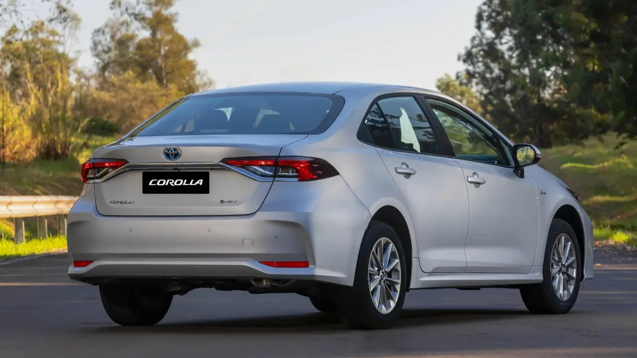 Toyota Corolla GLi Hybrid prata estático de traseira
