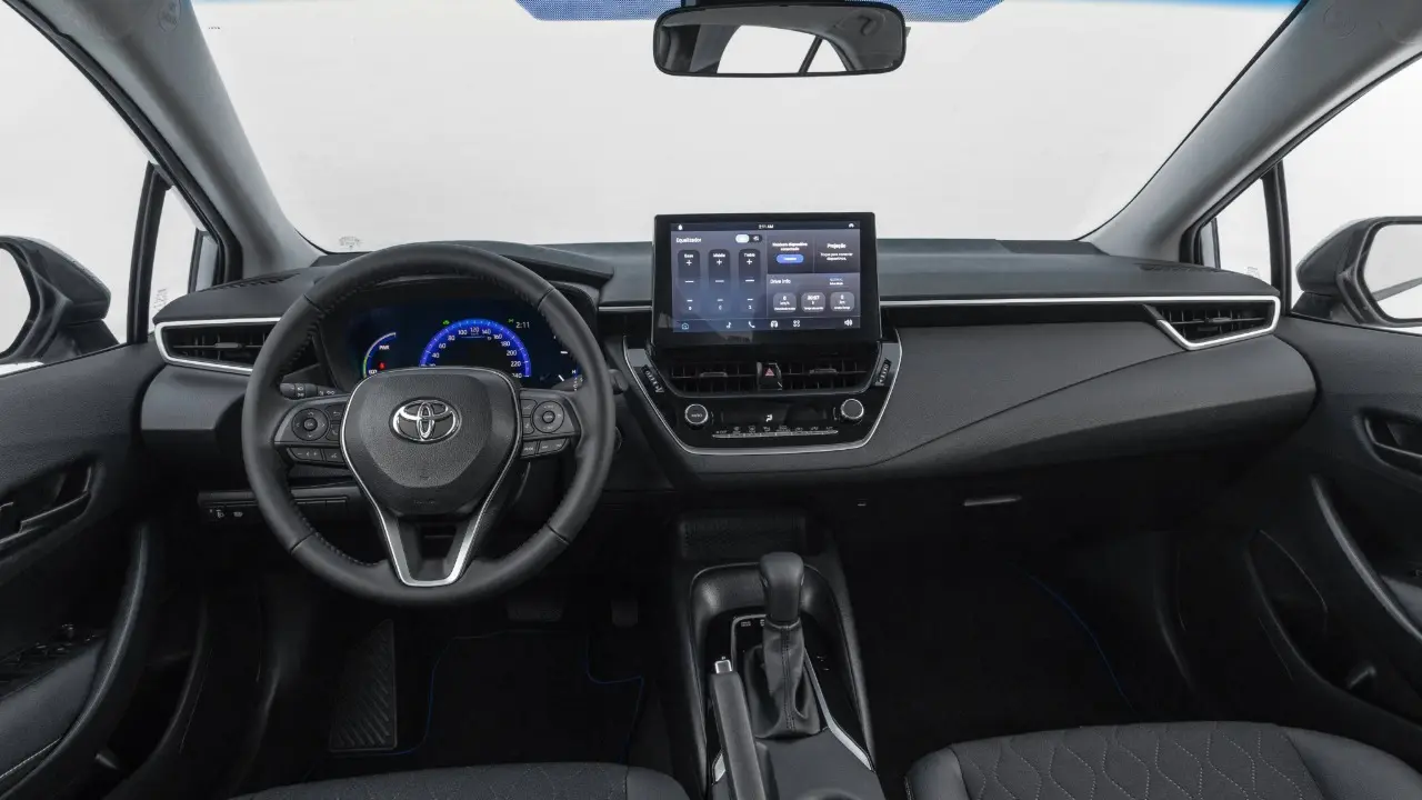 Interior do Toyota Corolla GLi Hybrid