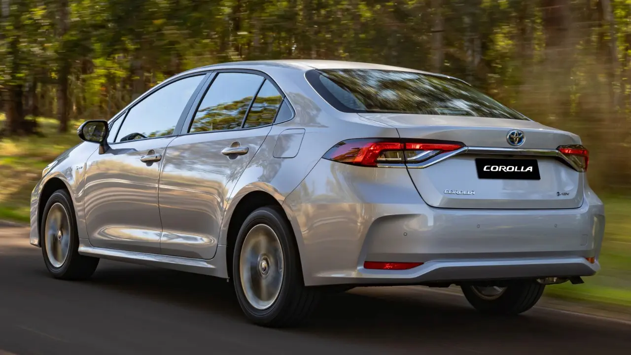Toyota Corolla GLi Hybrid prata em movimento de traseira