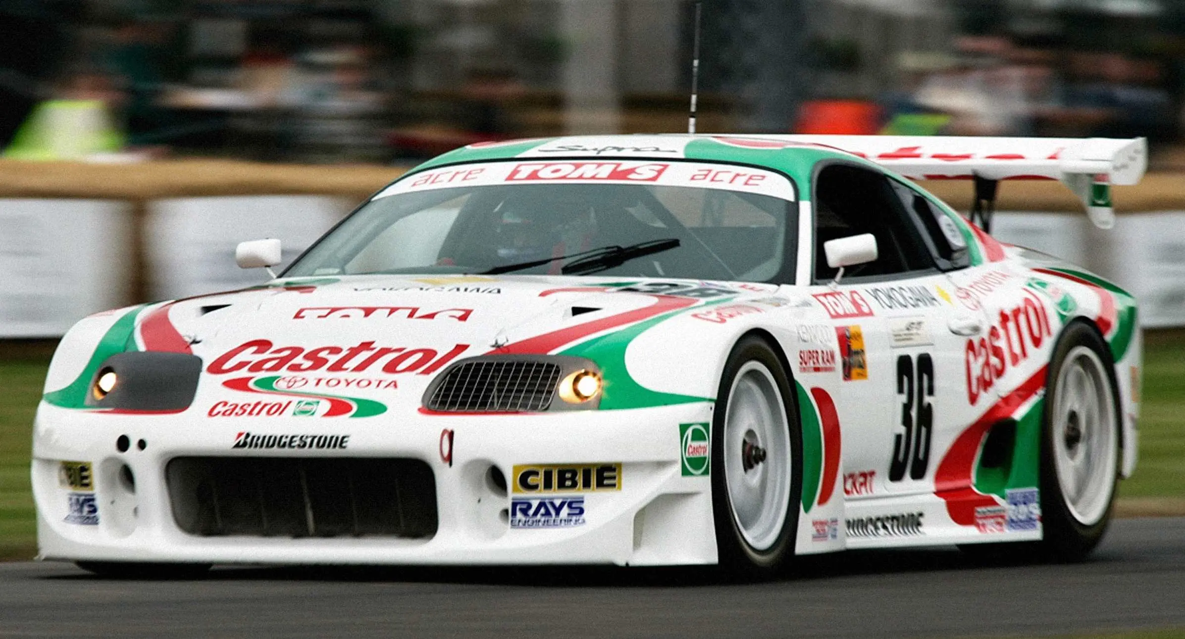 Toyota Supra de frente andando na pista