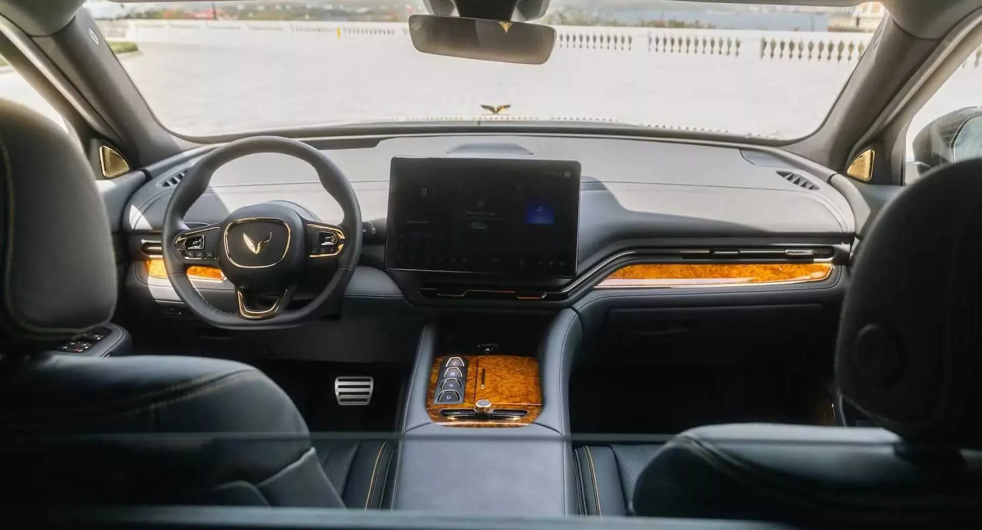 Interior do VinFast Lóng 900LX