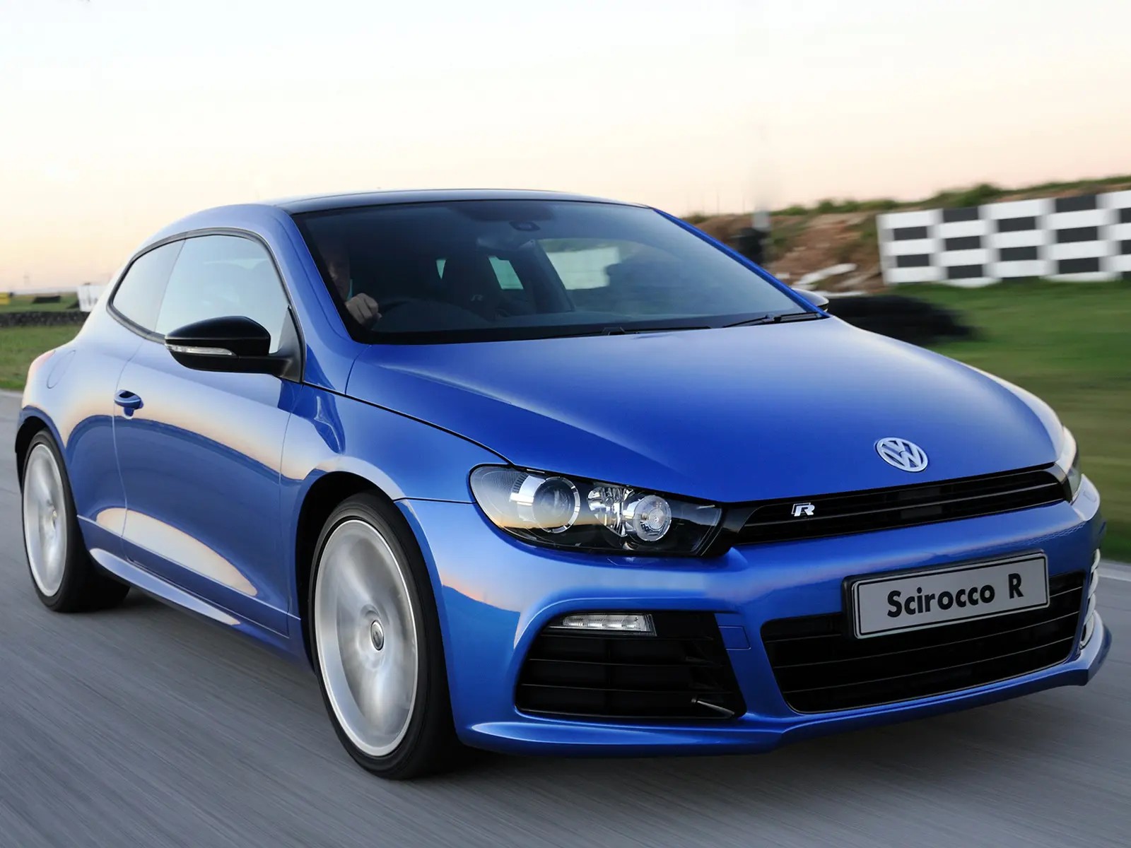 Volkswagen Scirocco R azul em movimento na estrada