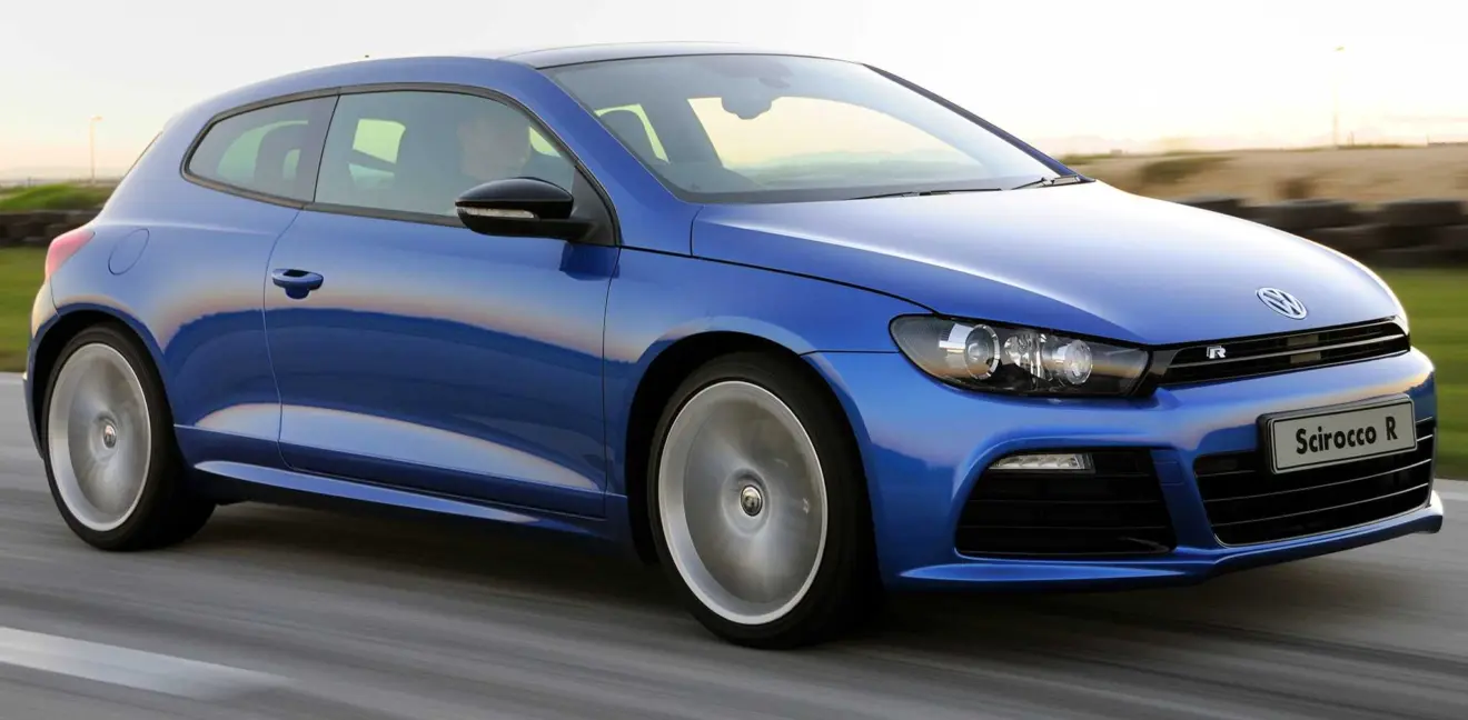 Volkswagen Scirocco R azul em movimento na estrada é um carro com nome inspirado em fenômenos natural