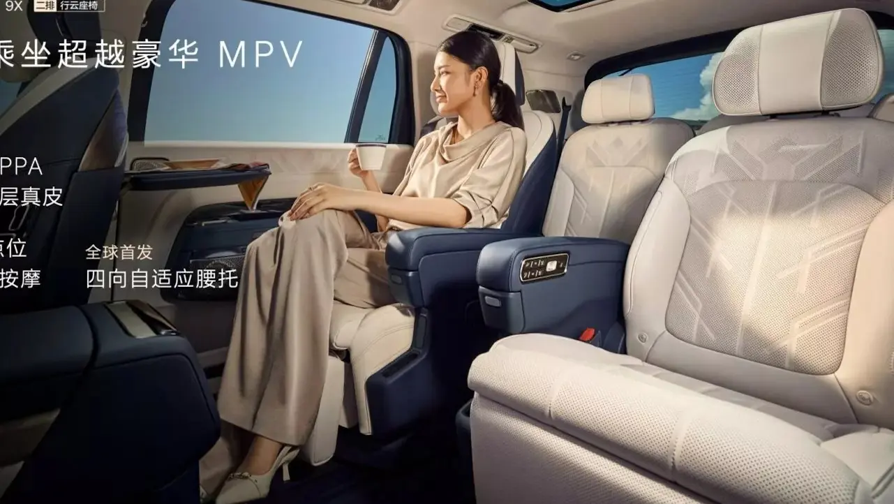 anúncio do Zeekr 9X com mulher sentada em banco