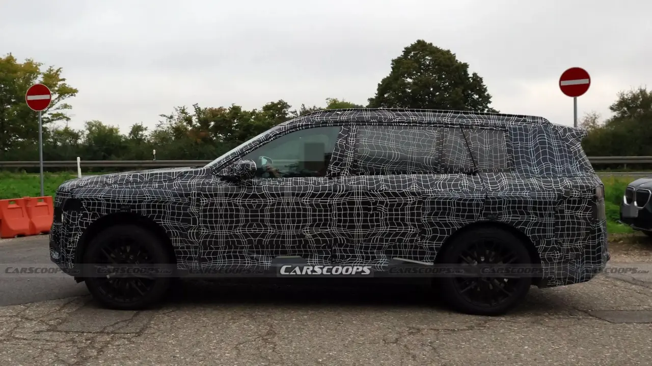 BMW iX7 flagrado camuflado em testes na Europa