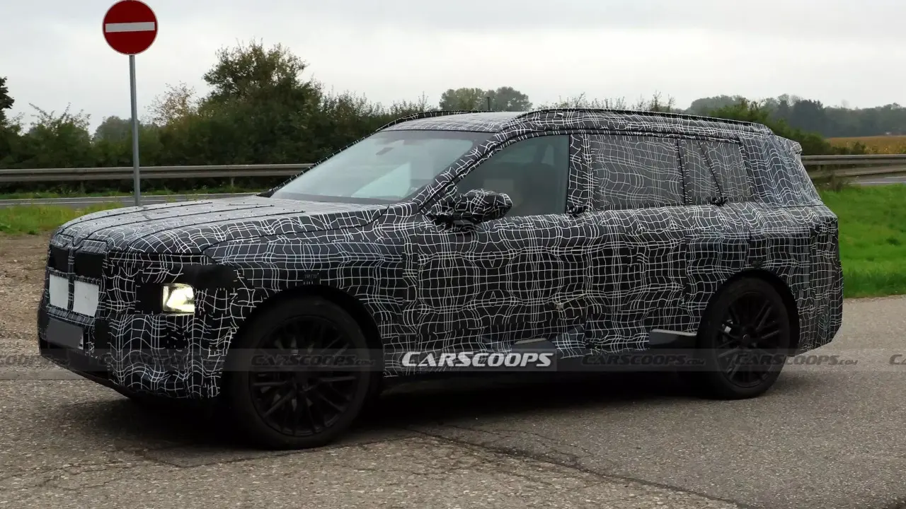 BMW iX7 flagrado camuflado em testes na Europa