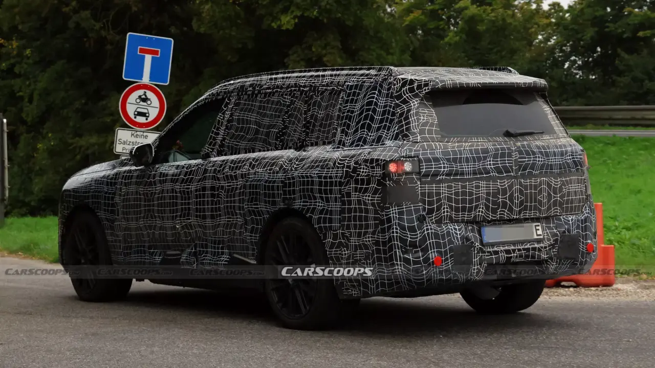BMW iX7 flagrado camuflado em testes na Europa