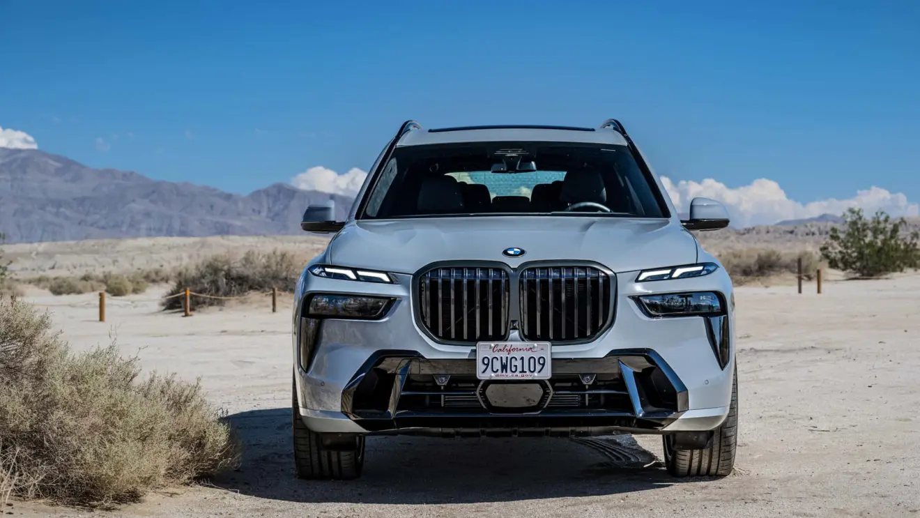 BMW X7 xDrive40i na cor azul em movimento na estrada