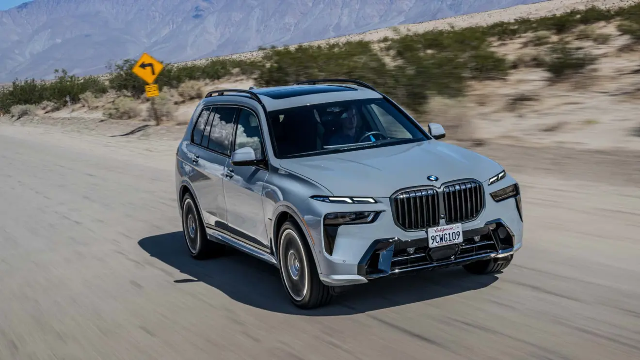 BMW X7 xDrive40i na cor azul em movimento na estrada