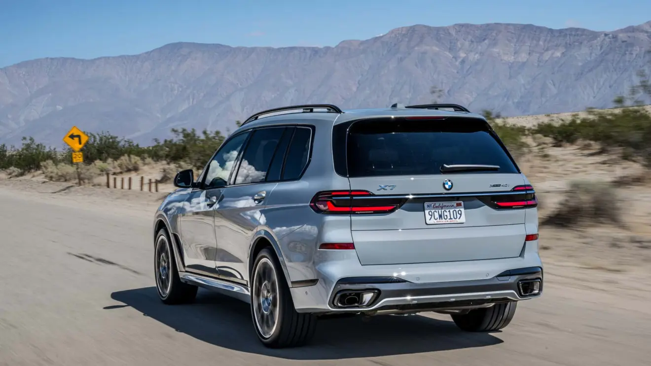 BMW X7 xDrive40i na cor azul em movimento na estrada