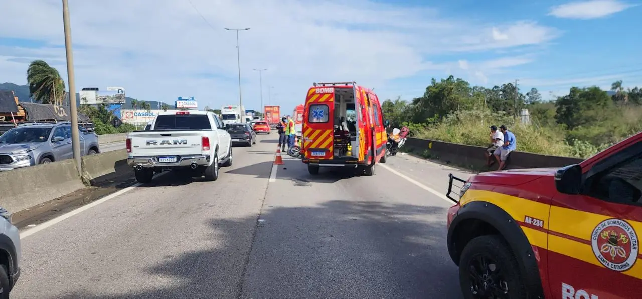 ambulância atendendo vítima na BR-101