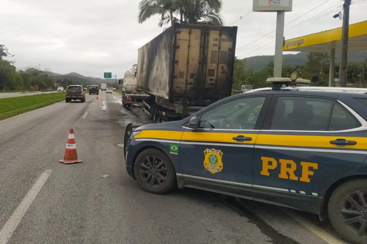 caminhão que pegou fogo na BR-277 e viatura da PRF logo atrás