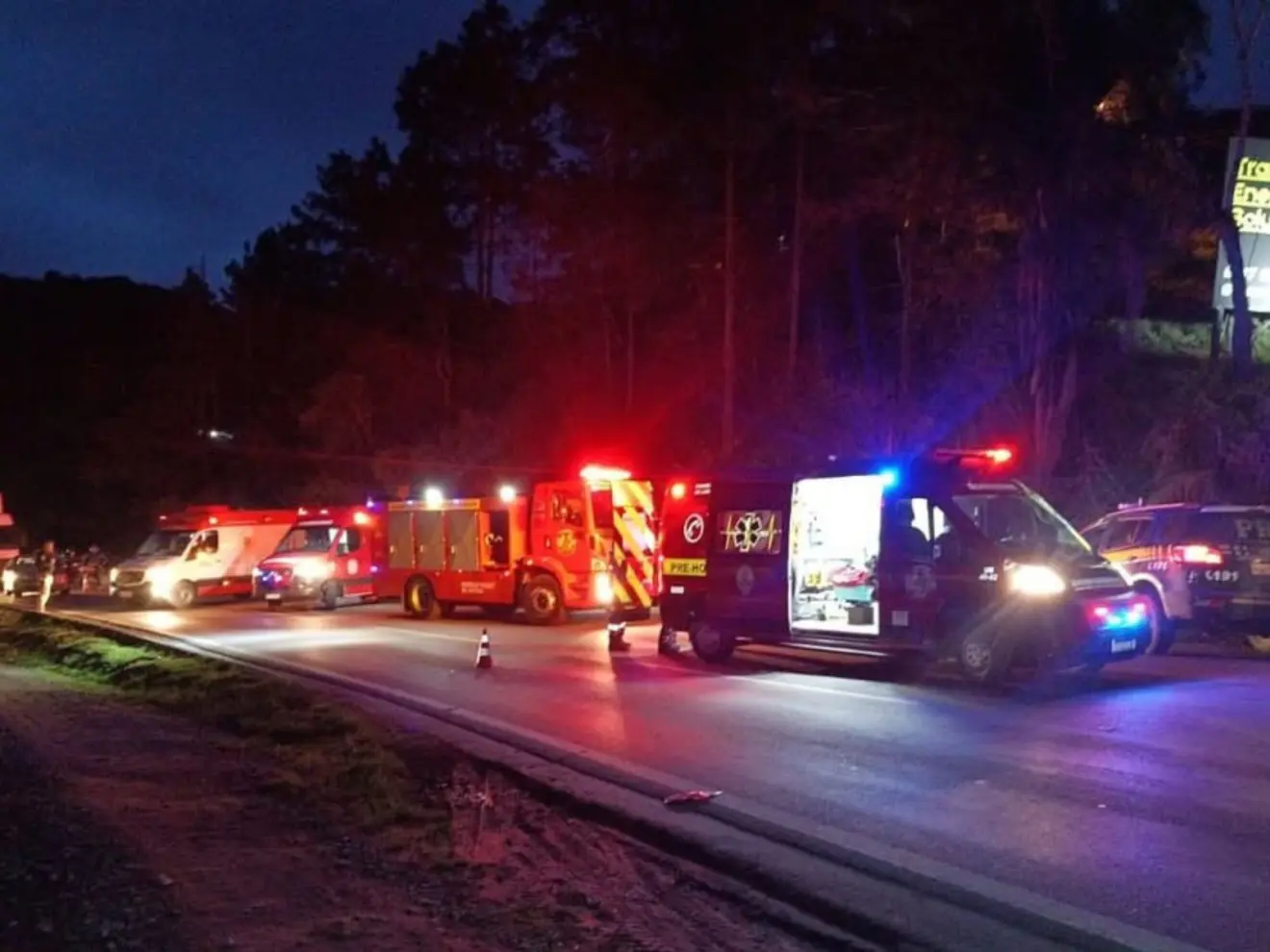 ambulâncias prestando atendimento após acidente na BR-470